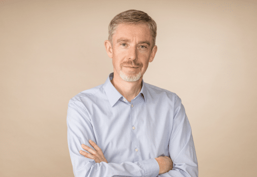 Portrait d’un professionnel du droit approchant de la retraite, incarnant l’expérience, l’anticipation des enjeux juridiques et fiscaux, et la transition sereine vers la fin de carrière.