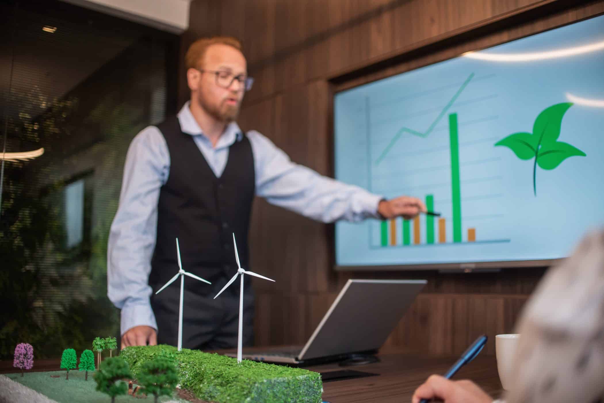 Expert-comptable en réunion client qui présente les résultats à son client.