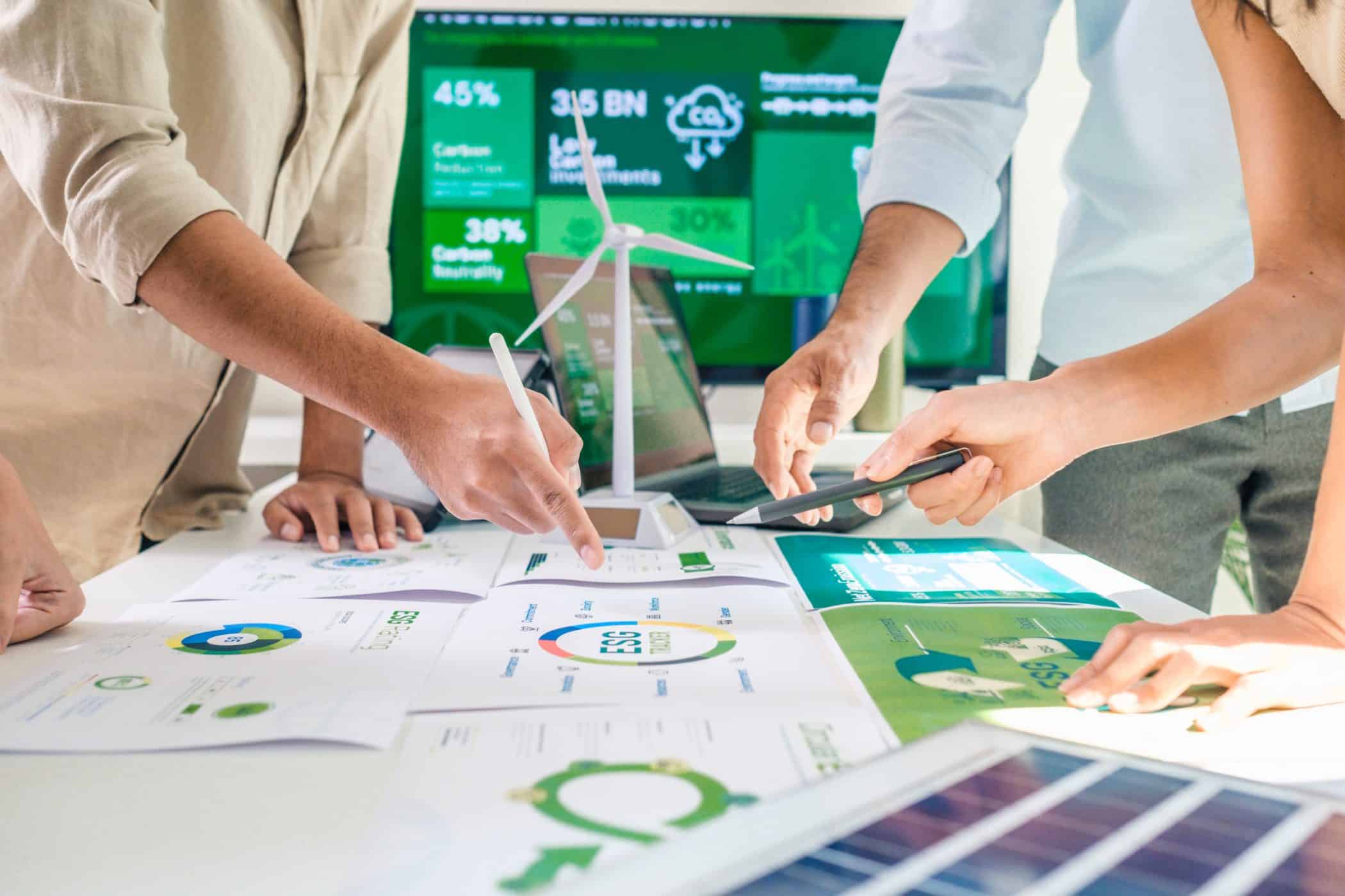 Collaborateurs autour d'une table qui discutent de leur stratégie RSE.