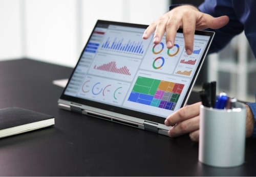 Un dirigeant d'entreprise consulte les performances financières de son entreprise sur une tablette