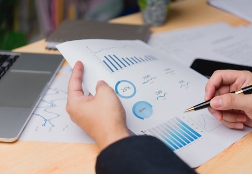 Un dirigeant d'entreprise consulte les performances de son entreprise