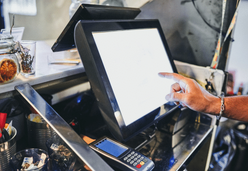 Restaurateur qui utilise un logiciel pour la gestion de son service.