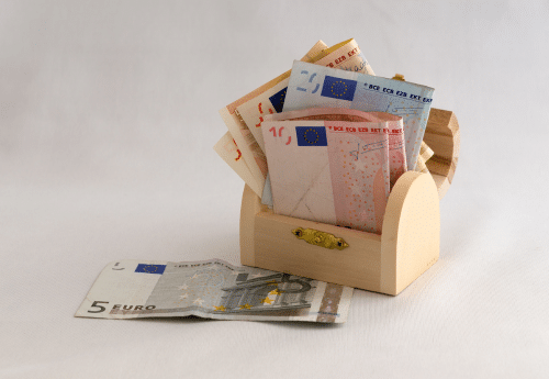 Billets en euros dans un coffre en bois, symbolisant la gestion de la trésorerie dans le secteur de la restauration, enjeu clé pour les cafés, hôtels et restaurants (CHR).

