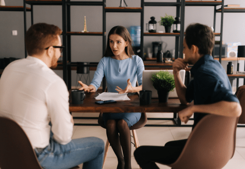 Discussion entre une experte comptable et des agents immobiliers autour de la question de la RGPD.