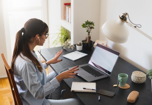 Une indépendante est en réunion visioconférence avec un client 