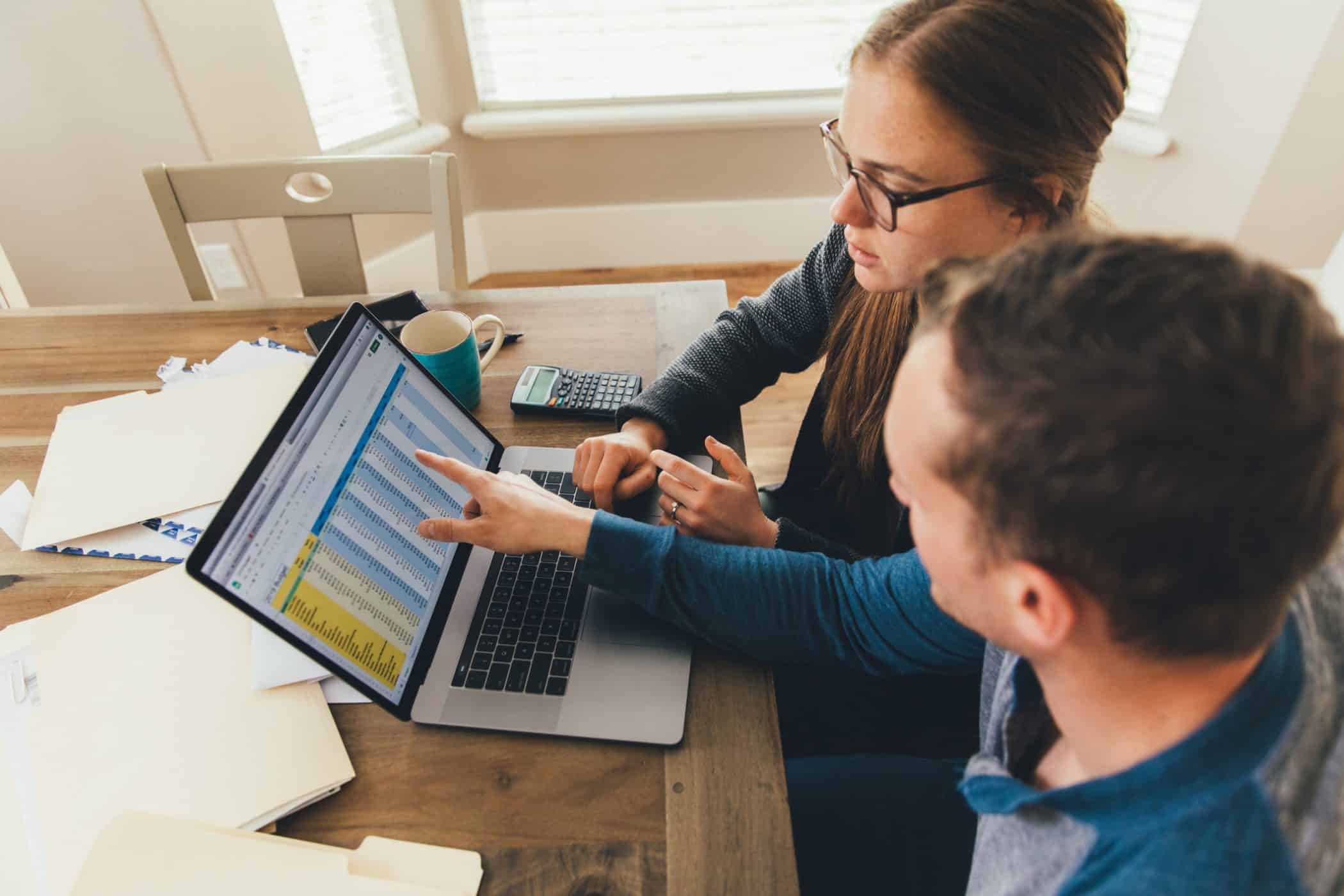Une entrepreneure examine ses données financières avec son expert-comptable sur un tableur, pour préparer la due diligence en vue d’une levée de fonds.


