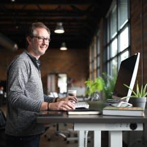 Un dirigeant se connecte sur son ordinateur pour consulter les actualités sociales 2026