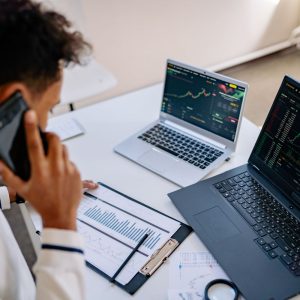 Dirigeant analysant des données de performance sur ordinateur dans le cadre d'un projet d'IA souveraine en PME.